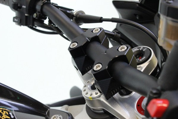 2DGT állítható kormányemelő rögzítőkészlettel - Aprilia, Tuono V4 1100 / Factory, KZ (2021 - ); Aprilia, Tuono V4 1100 / Factory, XR (2025 - ); Aprilia, Tuono V4 1100 RR / Factory, KG/KG1(17-20); Aprilia, Tuono V4 1100 RR / Factory, TY (2015-16); Apr
