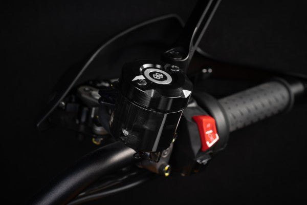 Fékfolyadék tartály fedele, elöl - Aprilia, RS 660, KS/ KS1/ KV (2021 - ); Aprilia, RSV4 / Factory, KY (2021 - ); Aprilia, RSV4 / Factory, XP (2025 - ); Aprilia, RSV4 1000 RR / RF, KE1 (2018 - 2020); Aprilia, RSV4 RR / RF, KE (2017 - 2018); Aprilia,