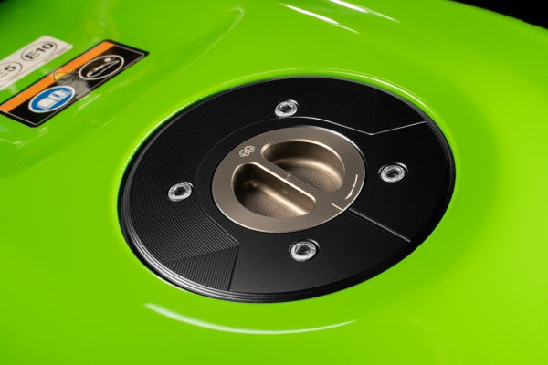 üzemanyagsapka - Kawasaki, Eliminator 500, EL450A (2025 - ); Kawasaki, Ninja 1100SX, ZXT10H (2025 - ); Kawasaki, Ninja 400, EX400G (2018 - 2020); Kawasaki, Ninja 400, EX400L (2022 - ); Kawasaki, Ninja 500, EX500G (2024 - ); Kawasaki, Z 7 Hybrid, CX50