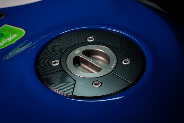 üzemanyagsapka - Kawasaki, Eliminator 500, EL450A (2025 - ); Kawasaki, Ninja 1100SX, ZXT10H (2025 - ); Kawasaki, Ninja 400, EX400G (2018 - 2020); Kawasaki, Ninja 400, EX400L (2022 - ); Kawasaki, Ninja 500, EX500G (2024 - ); Kawasaki, Z 7 Hybrid, CX50