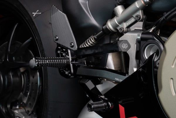 lábtartó FXR fekete - Ducati, Panigale V4 / S / SP2, 3D/4D (2021 - 2024); Ducati, Panigale V4 / S, DA/DB (2018 - 2021); Ducati, Panigale V4 R, 3D/4D (2023 - 2025); Ducati, Panigale V4 R, 3D/4D (2023 - 2025); Ducati, Panigale V4 R, DA/DB (2019 - 2022)