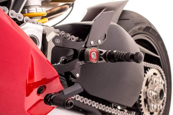 lábtartó MUE2 - Ducati, Panigale V4 / S / SP2, 3D/4D (2021 - 2024); Ducati, Panigale V4 / S, DA/DB (2018 - 2021); Ducati, Panigale V4 R, 3D/4D (2023 - 2025); Ducati, Panigale V4 R, 3D/4D (2023 - 2025); Ducati, Panigale V4 R, DA/DB (2019 - 2022)