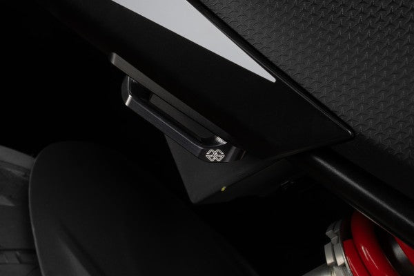 utasüléscsap-burkolat fekete - Aprilia, RS 457, (2023 - ); Aprilia, RS 660, KS/ KS1/ KV (2021 - ); Aprilia, Tuono 457, (2025 - ); Aprilia, Tuono 660, KS/KS1 / KV/KV1 (2021 - )