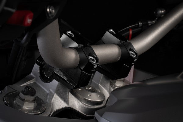 Kormányemelő fekete - BMW, F 850 GS, 4G85 (2018 - ); BMW, F 900 GS, MG90 (2024 - ); BMW, F 900 R ,  4R90/r (2020 - 2024); BMW, F 900 R , MR90 (2025 - ); BMW, F 900 R, 4R90 (2020 - 2023); BMW, F 900 XR, (2025 - ); BMW, F 900 XR, 4R90/r (2020 - 2024)