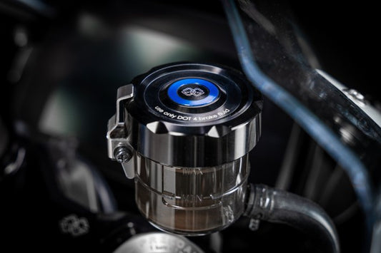 Fékfolyadék tartály fedele, elöl - BMW, HP 4, K10 (2012 - 2015); BMW, M 1000 R, SM99 (2022 - 2024 ); BMW, M 1000 R, SN99 (2025 - ); BMW, M 1000 RR, SM99 (2020 - 2022); BMW, M 1000 RR, SM99 (2023 - 2024 ); BMW, M 1000 RR, SR99 (2025 - ); BMW, S 1000 R