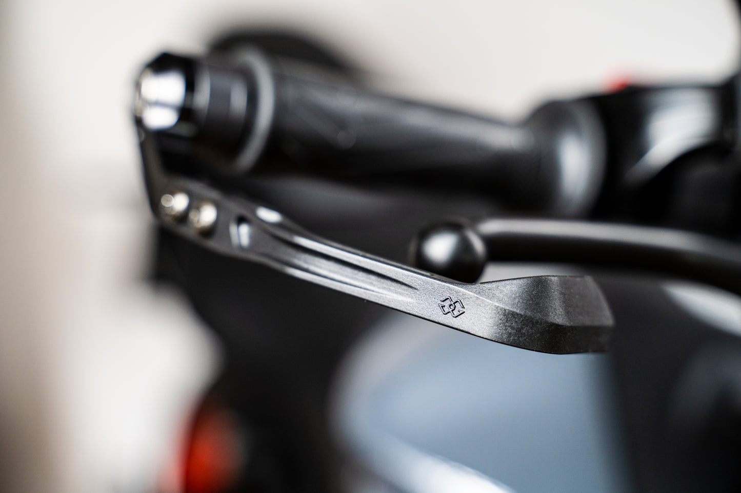 Handshield brake side