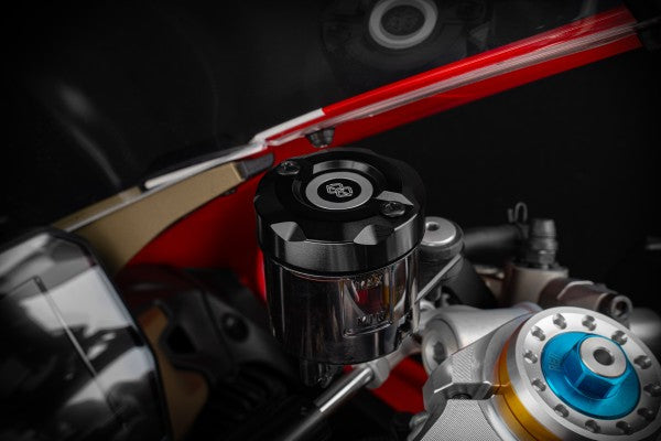 Fékfolyadék tartály fedele, elöl - Aprilia, RS 660, KS/ KS1/ KV (2021 - ); Aprilia, RSV4 / Factory, KY (2021 - ); Aprilia, RSV4 / Factory, XP (2025 - ); Aprilia, RSV4 1000 RR / RF, KE1 (2018 - 2020); Aprilia, RSV4 RR / RF, KE (2017 - 2018); Aprilia,