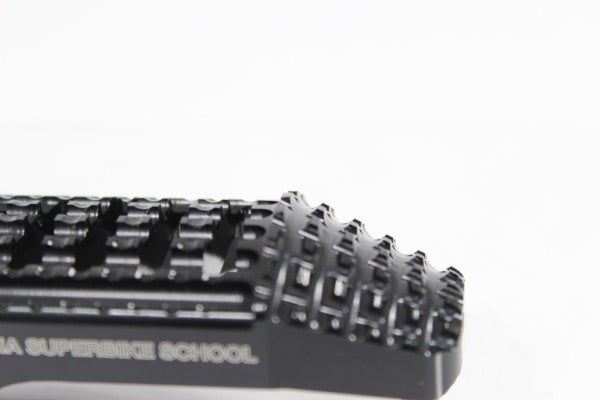 California lábtartó szett, vezetőoldali, fekete - BMW, F 900 R ,  4R90/r (2020 - 2024); BMW, F 900 R, 4R90 (2020 - 2023); BMW, F 900 XR, (2025 - ); BMW, F 900 XR, 4R90/r (2020 - 2024); BMW, R 12 nineT, GN12tha (2024- ); BMW, R nineT, 1N12 (2017 - 202